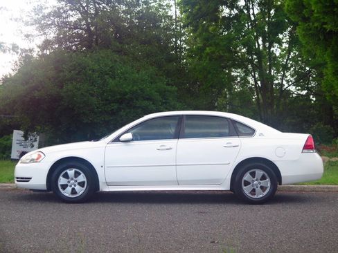 Used 2009 Chevrolet Impala LT FWD image 2