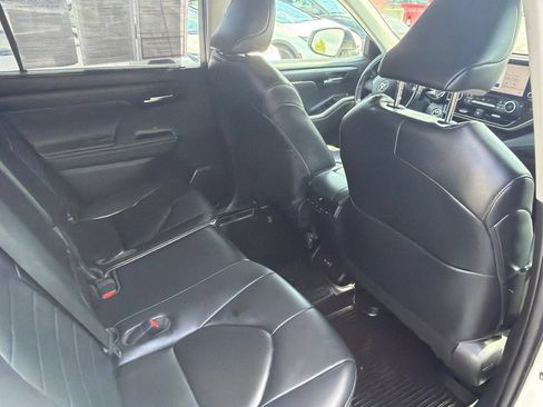 Used 2023 Toyota Highlander XLE AWD/4WD image 12