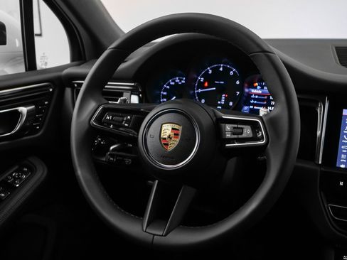 Used 2025 Porsche Macan image 28