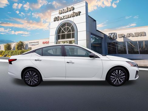 Used 2025 Nissan Altima 2.5 SV FWD image 2