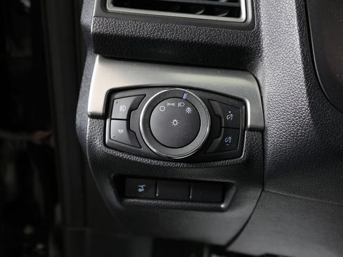 Used 2018 Ford Explorer XLT w/ Equipment Group 202A AWD/4WD image 32