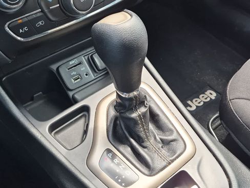 Used 2015 Jeep Cherokee Latitude FWD image 28