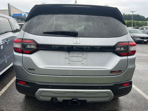 Used 2025 Honda Pilot TrailSport image 3