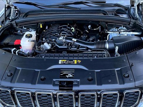 Used 2025 Jeep Grand Cherokee Limited AWD/4WD image 30