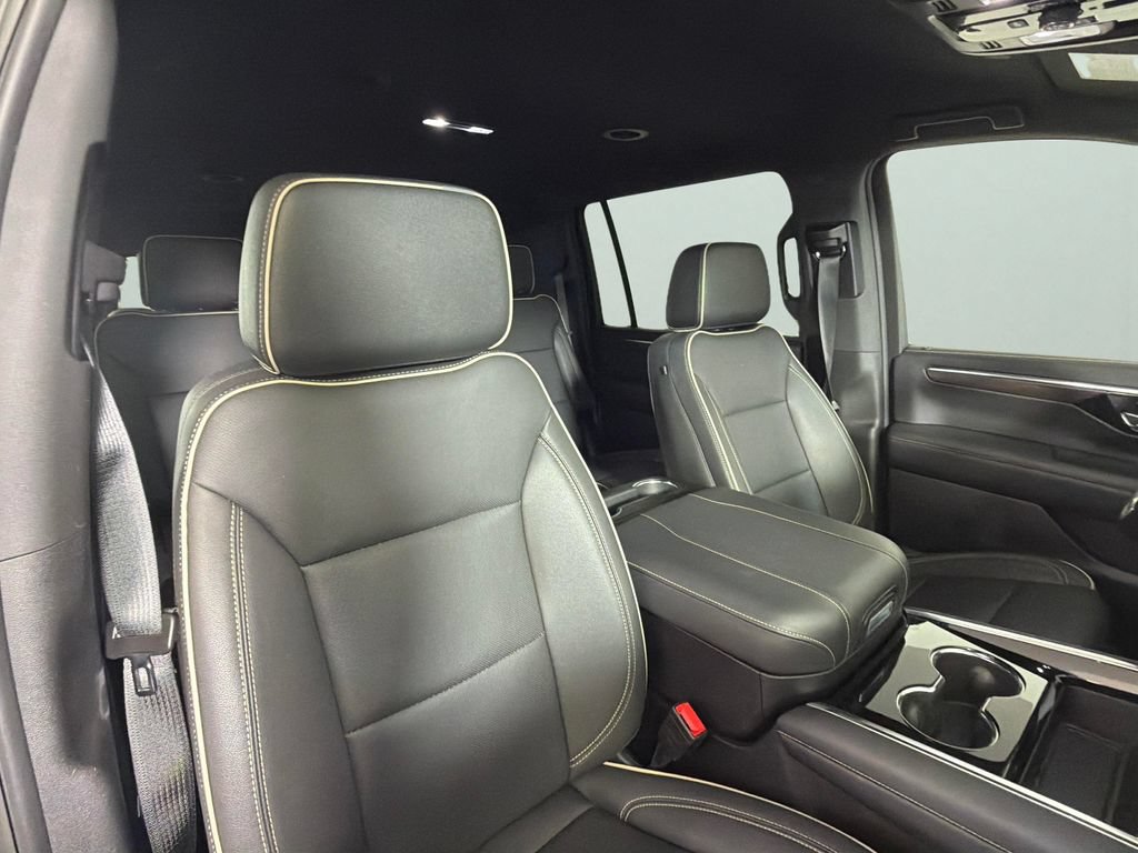 Used 2026 Chevrolet Suburban Premier AWD/4WD image 30