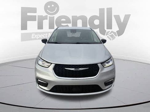 Used 2024 Chrysler Pacifica Touring-L image 2