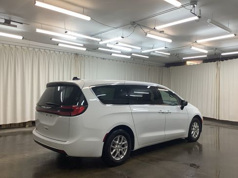 Used 2025 Chrysler Pacifica Select FWD image 5