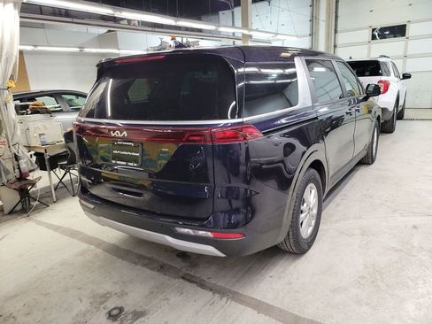 Used 2023 Kia Carnival LX image 3