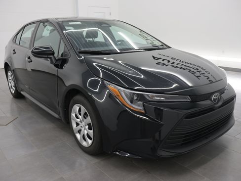 Used 2024 Toyota Corolla LE FWD image 2