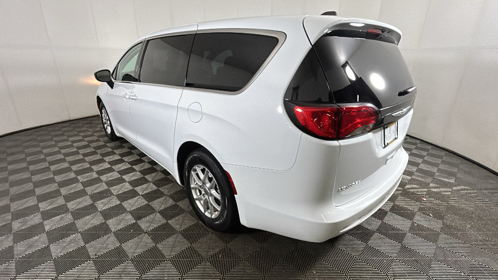 Used 2024 Chrysler Voyager LX FWD image 5
