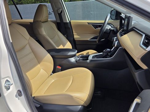 Used 2019 Toyota RAV4 XLE Premium FWD image 19