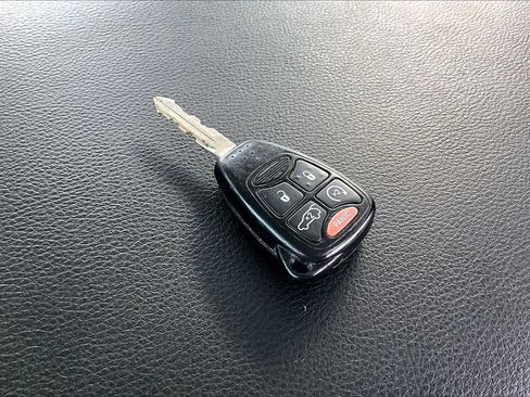 Used 2013 Dodge Avenger R/T image 30