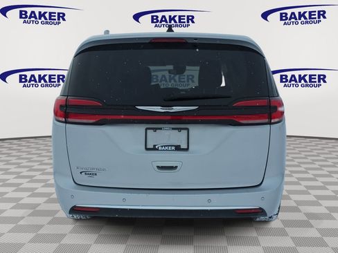 Used 2023 Chrysler Pacifica Touring-L image 4