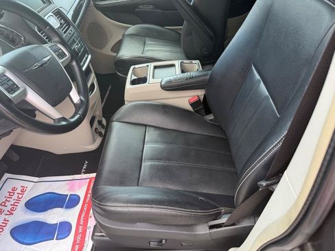 Used 2015 Chrysler Town & Country Touring FWD image 10