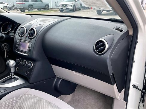 Used 2013 Nissan Rogue SV w/ Premium Pkg image 17