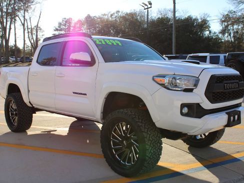 Used 2017 Toyota Tacoma TRD Sport w/ Tow Package (A/T) AWD/4WD image 5