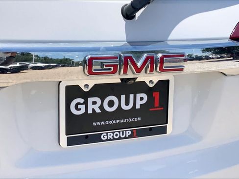 Used 2023 GMC Acadia SLT FWD image 30