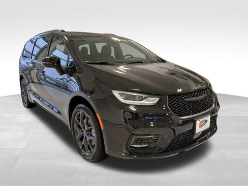 New 2026 Chrysler Pacifica Limited w/ S Appearance Package AWD/4WD image 7