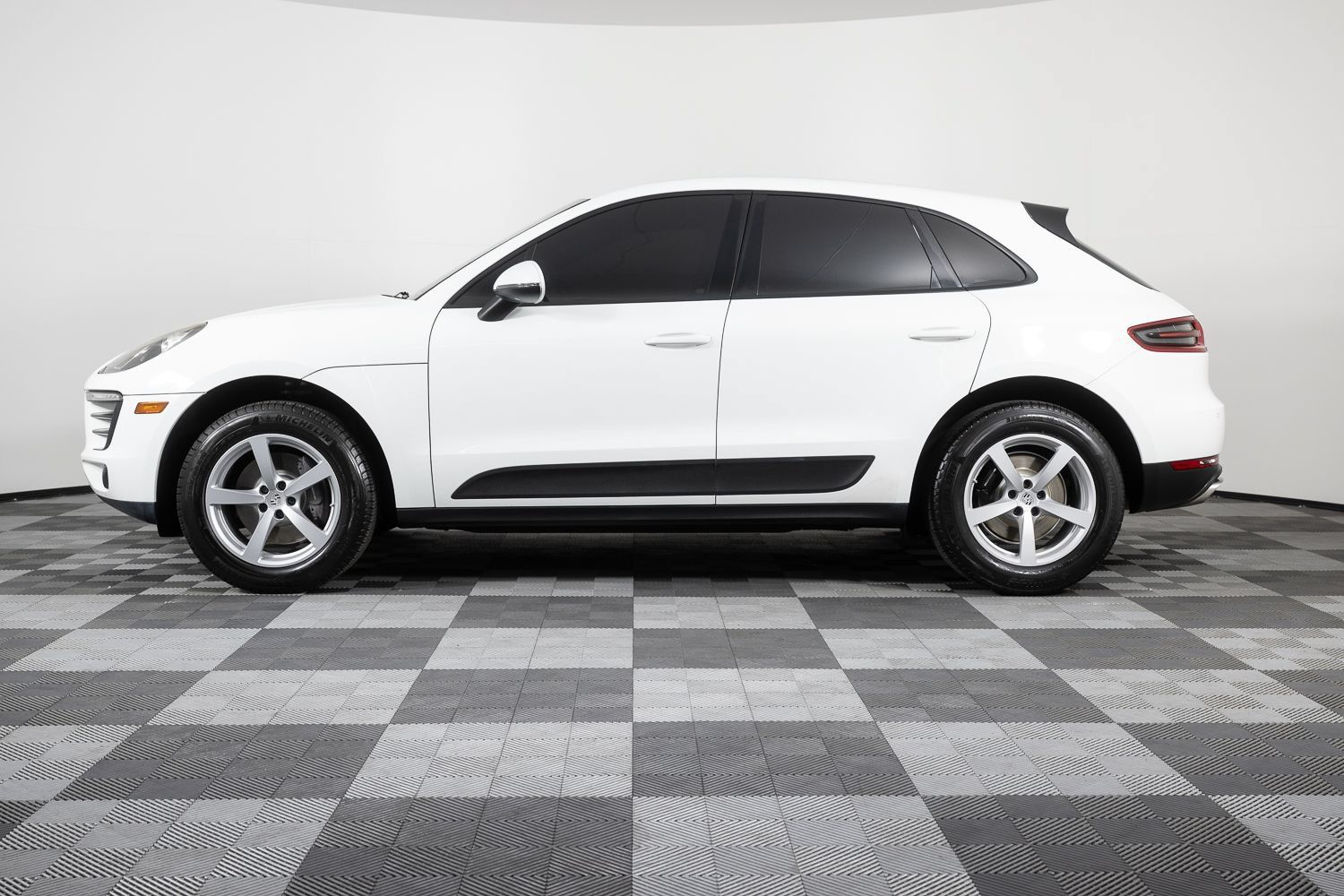Used 2018 Porsche Macan AWD/4WD image 3