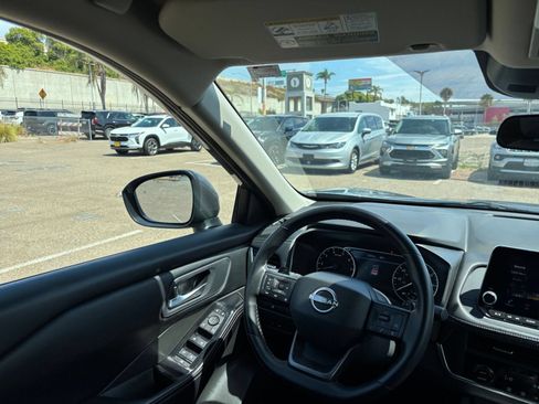Used 2025 Nissan Rogue SV FWD image 31