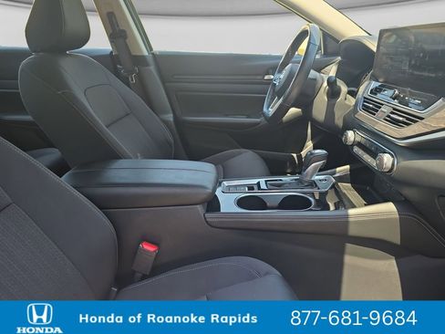 Used 2024 Nissan Altima 2.5 SV w/ SV Premium Package FWD image 17