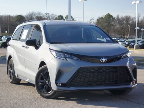 Used 2026 Toyota Sienna XSE image 31