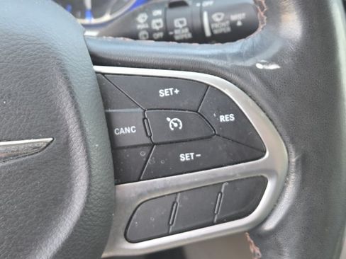 Used 2019 Chrysler Pacifica Touring-L FWD image 5