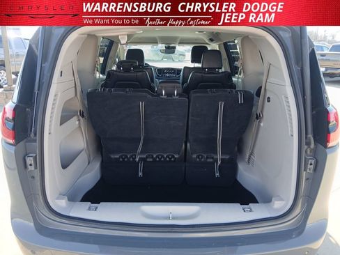 Used 2023 Chrysler Pacifica Touring-L FWD image 31