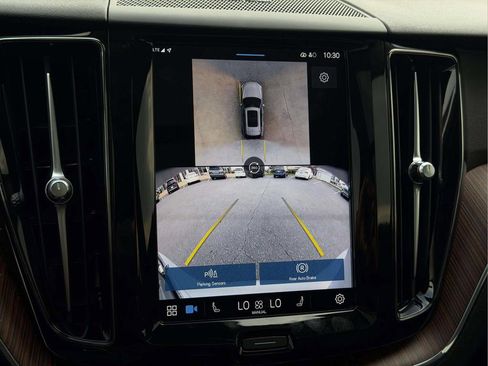 Used 2024 Volvo XC60 B5 Plus AWD/4WD image 4