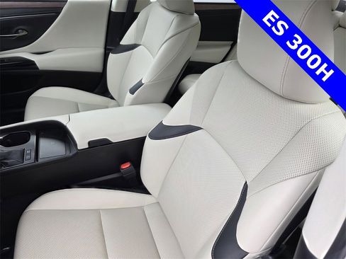 Used 2025 Lexus ES 300h w/ Premium Package image 11