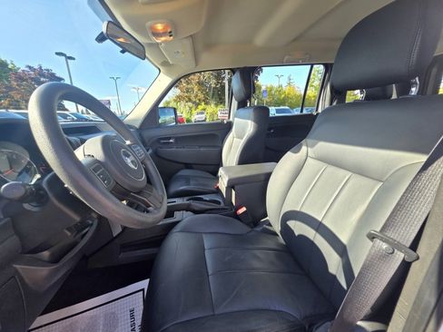 Used 2011 Jeep Liberty Sport image 12