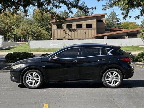 Used 2017 INFINITI QX30 Premium w/ Navigation Package image 8