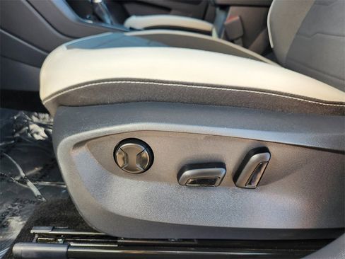 Used 2025 Volkswagen Taos SE image 7