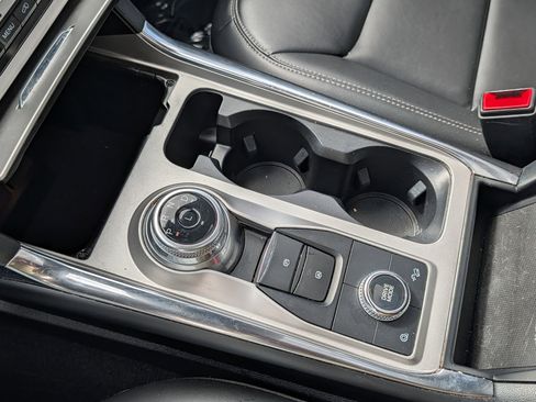 Used 2022 Ford Explorer XLT w/ Equipment Group 202A image 18