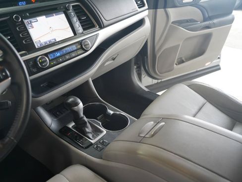 Used 2014 Toyota Highlander XLE AWD/4WD image 18