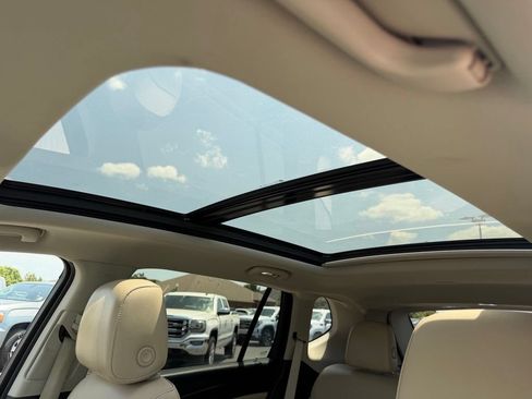 Used 2019 Buick Envision Essence FWD image 35