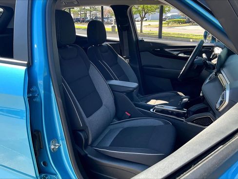 Used 2025 Chevrolet TrailBlazer LT w/ LT Cold Weather Package AWD/4WD image 9