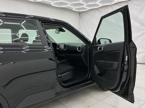 Used 2021 Hyundai Venue SE FWD image 17
