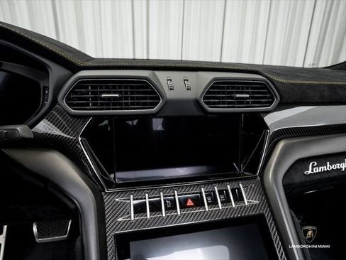 Used 2024 Lamborghini Urus Performante AWD/4WD image 32