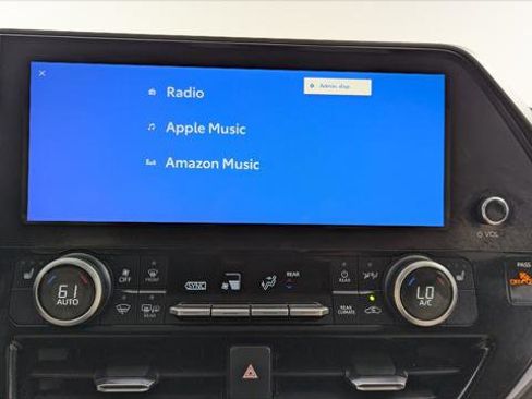 Used 2024 Toyota Highlander XLE image 30