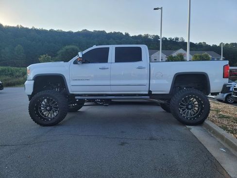 Used 2017 GMC Sierra 2500 Denali w/ Duramax Plus Package AWD/4WD image 4