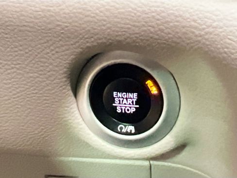 Used 2023 Chrysler Pacifica Touring-L image 24