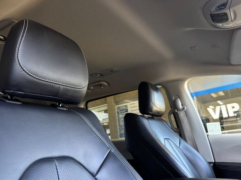 Used 2023 Chrysler Pacifica Touring-L FWD image 18