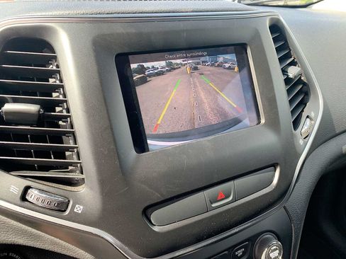Used 2019 Jeep Cherokee Latitude w/ Popular Appearance Group FWD image 14