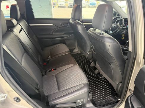 Used 2014 Toyota Highlander LE AWD/4WD image 19