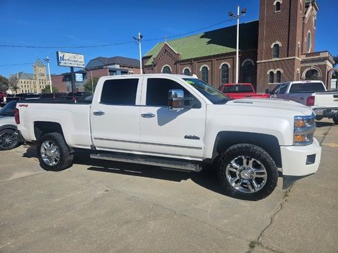 Used 2019 Chevrolet Silverado 2500 High Country w/ Duramax Plus Package image 2