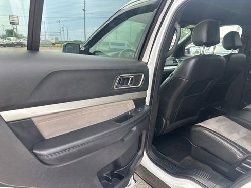 Used 2017 Ford Explorer XLT w/ Equipment Group 202A FWD image 27
