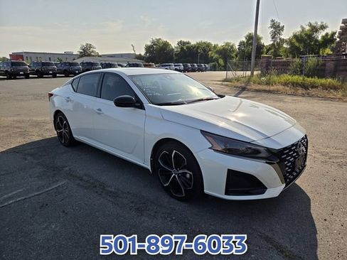 Used 2024 Nissan Altima 2.5 SR w/ SR Premium Package FWD image 3