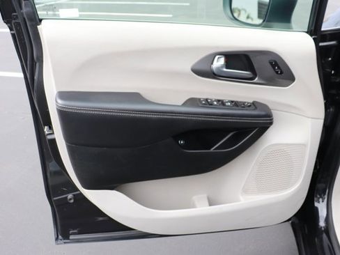 Used 2023 Chrysler Pacifica Touring-L FWD image 10