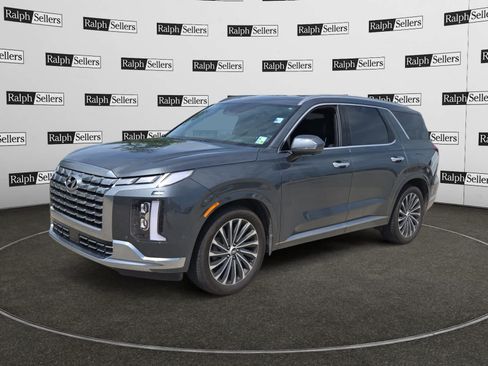 Used 2023 Hyundai Palisade Calligraphy w/ Winter Package FWD image 2